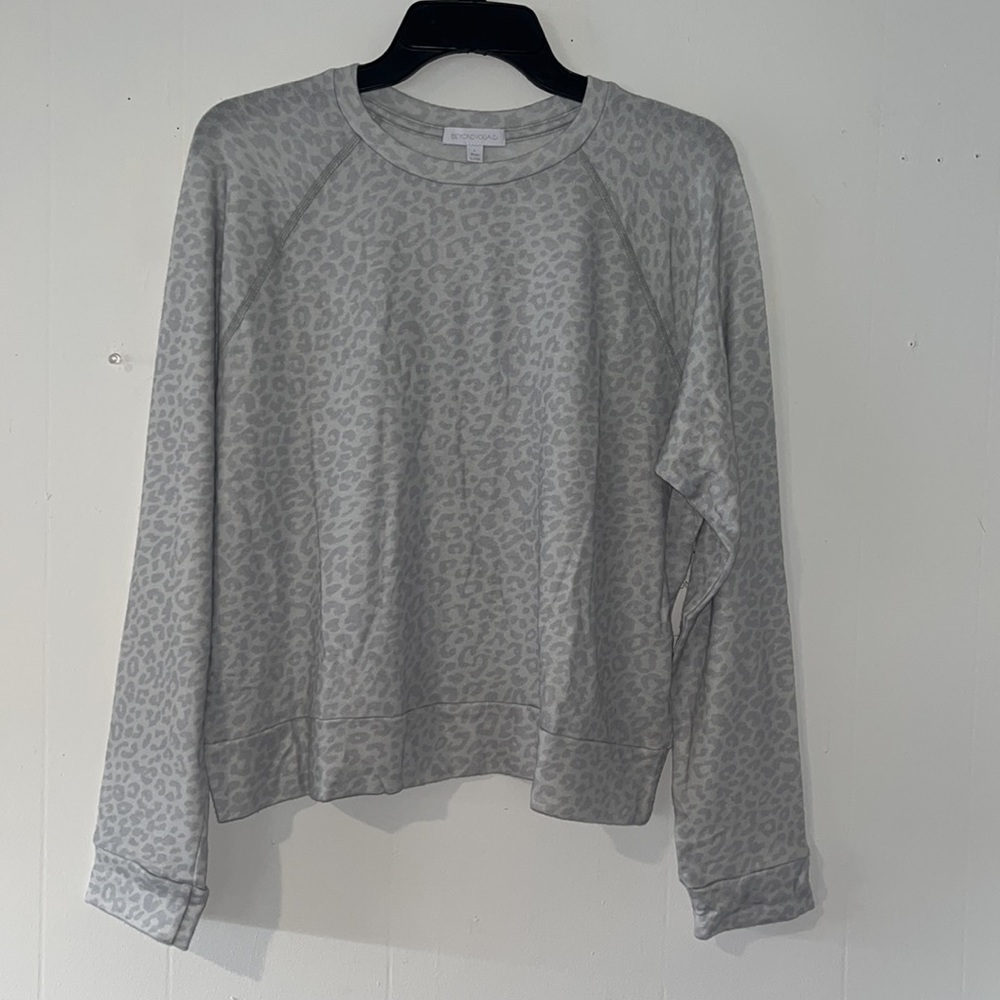 Beyond Yoga Favorite Raglan Crew Pullover Gray Leopard Sz L - Picture 2 of 8